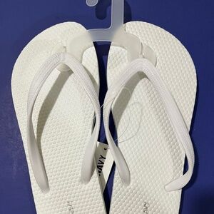 Old Navy Flip Flops - Sz 7